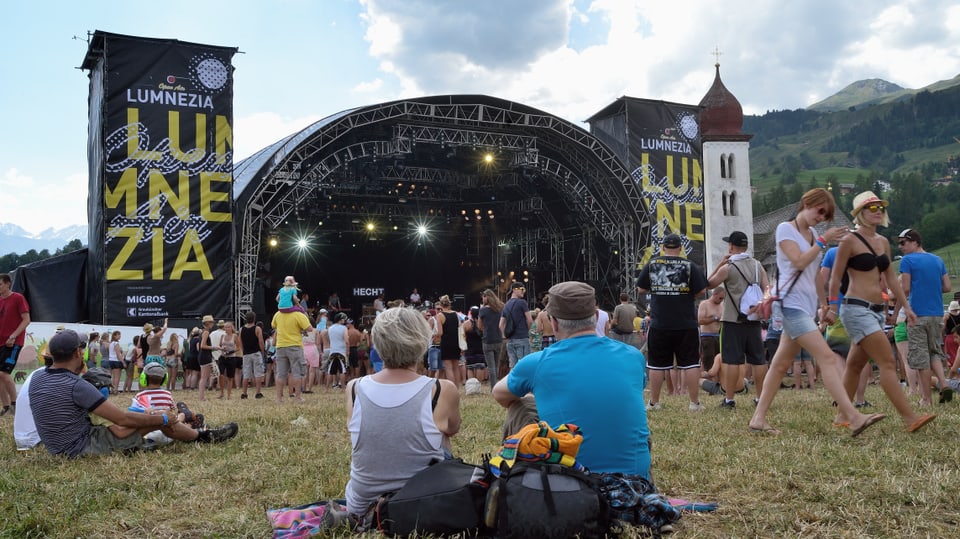 Ina culissa magnifica Visitaders e visitadras davant il palc dal Open Air Lumnezia