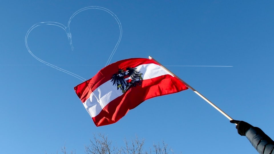 Ina bandiera austriaca ed in cor en il tschiel.