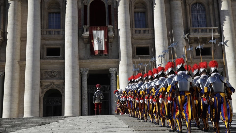 La guardia papala marscha avant la messa da Nadal.