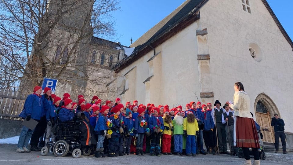 Sent gruppa d'uffants avant baselgia