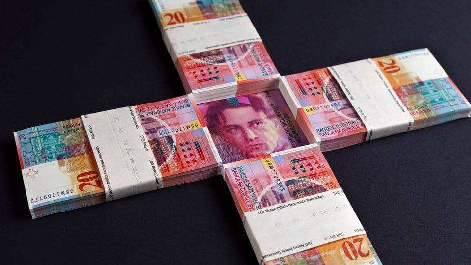 notas da francs svizzers arranschads en furma d'ina crusch