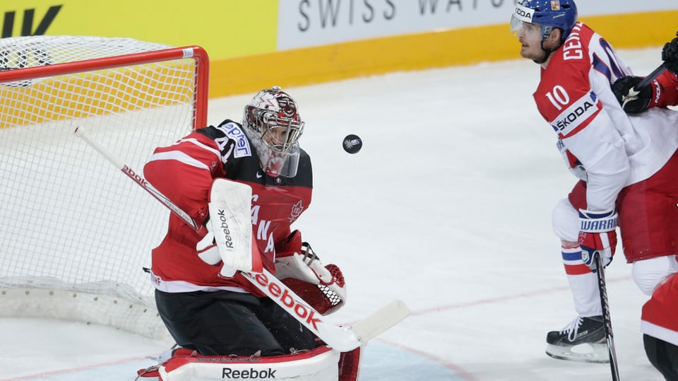 Il goli canadais Mike Smith blochescha il sajet da Roman Cervenka durant ina partida dals 16 da matg 2015 a Prag. 