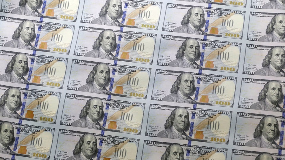 Dollars en la fabrica a Fort Worth pronts per vegnir tagliads en singulas notas da 100$.