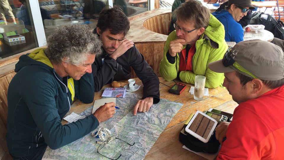 4 participants dal campiunadi svizzer da parasgular studegian la charta da geografia