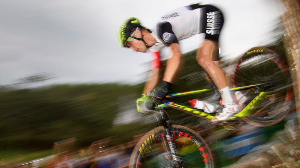 Schurter en acziun cun il bike.