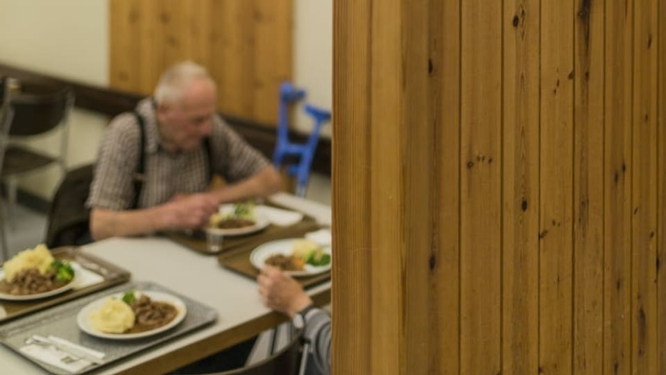 Persuna veglia davos in esch che mangia vid ina maisa.