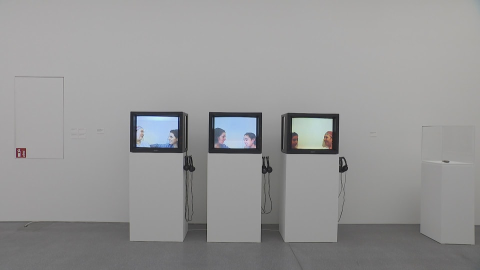Monitor Videoinstallation Zineb Sedira «Wie Sprache die Welt erfindet» Ausstellung Kunstmuseum Chur