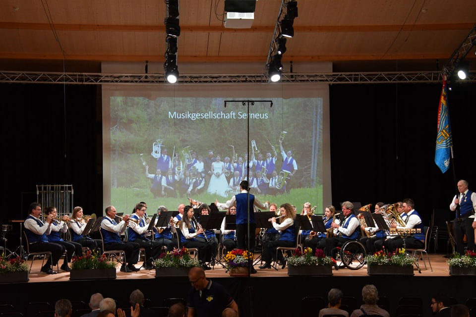 Musikverein Serneus spielt auf der Bühne