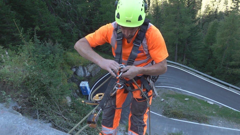 Arbeiten an hängenden Seil am Umbrailpass