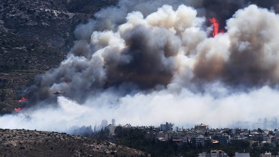 In helicopter tira aua sin l'incendi da guaud.