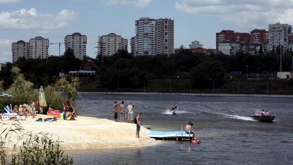 Glieud che passenta lur temp a l'ur da la citad Donezk en l'Ucraina da l'ost.