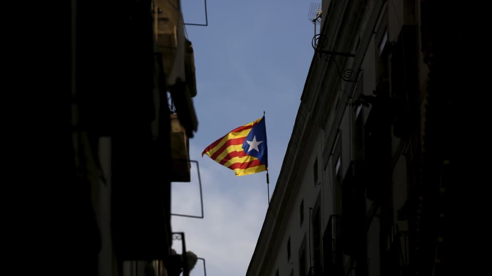 bandiera catalugna, sdrimas mellen e cotschnas, ina staila alva sin funs blau
