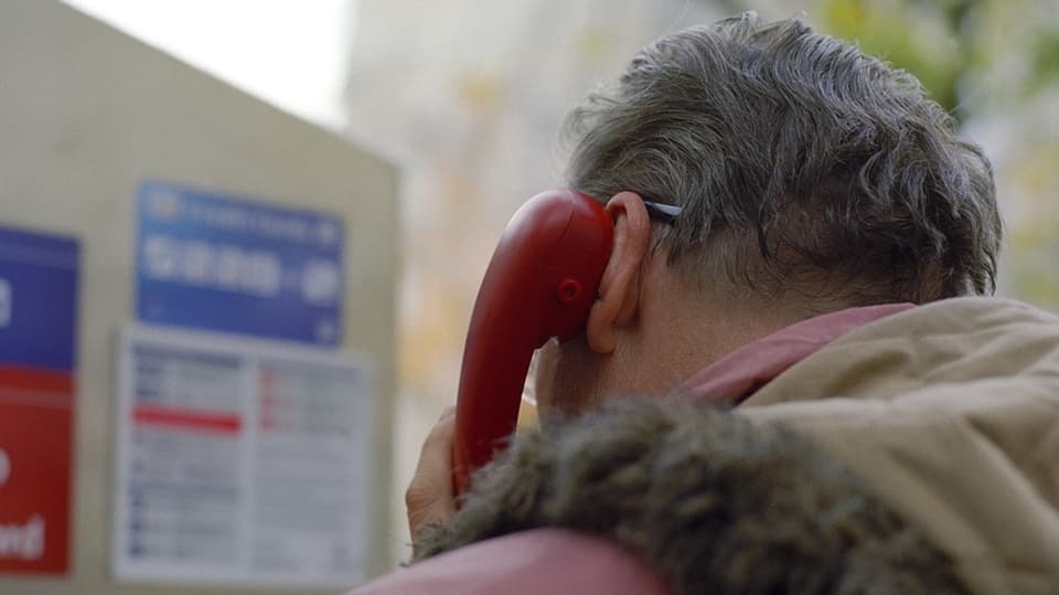Da vesair ina persuna pli veglia che telefonescha.