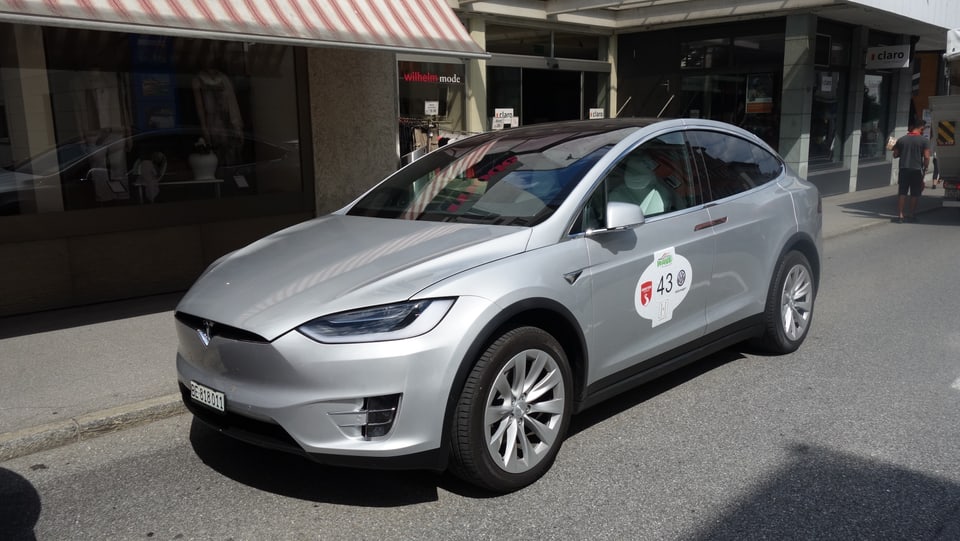Blers fan part a la rallye cun in auto da la firma americana Tesla.