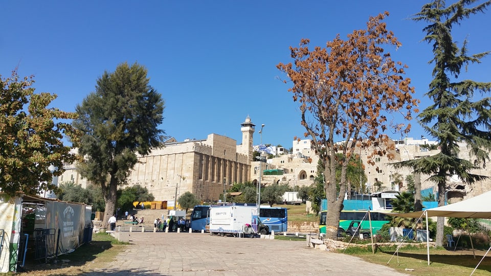 Il tempel a Hebron (Palestina). Ina mesadad e moschea, l'autra mesadad è ina sinagoga.