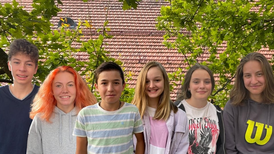 Sis scolaras e scolars dal gimnasi a Mustér.