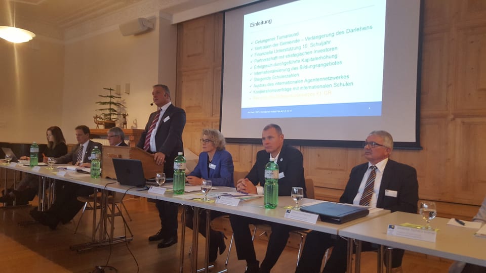 Il cussegl administrativ da l'institut Otalpin Ftan cun il president Jon Peer 