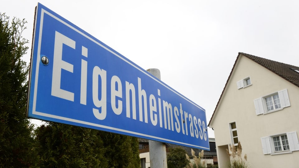 Strassenschild vor einem Haus