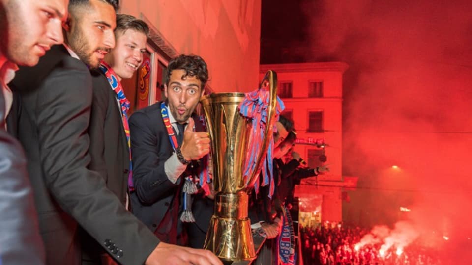 Ils giugaders da l'FC Basilea cun il pucal da campiun svizzer