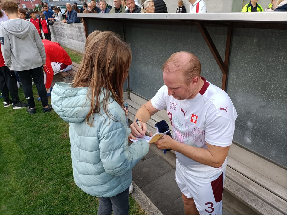 Ludovic Magnin dat in autogramm
