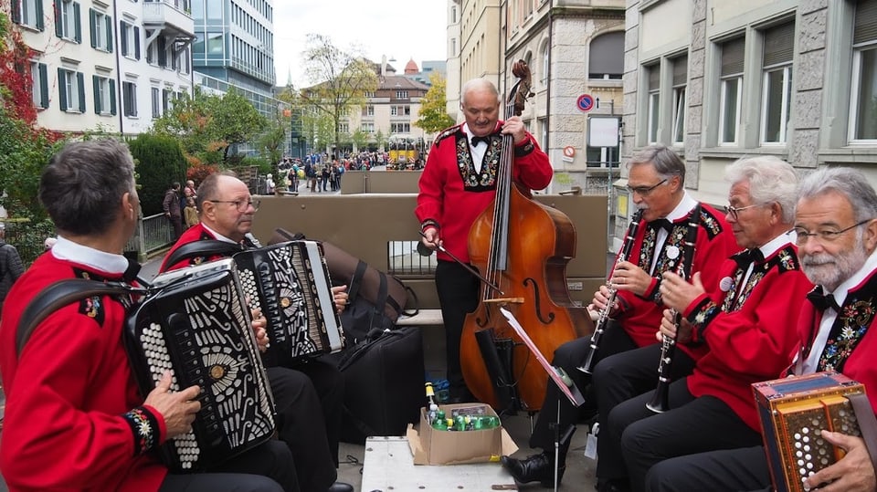 La chapella Oberalp fa musica per bleras occasiuns Ina furmaziun da musica populara