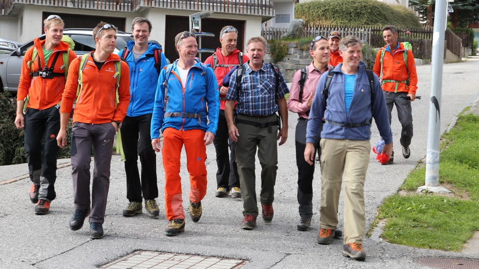 Viandants ed alpinists vegnan dat ina via giu