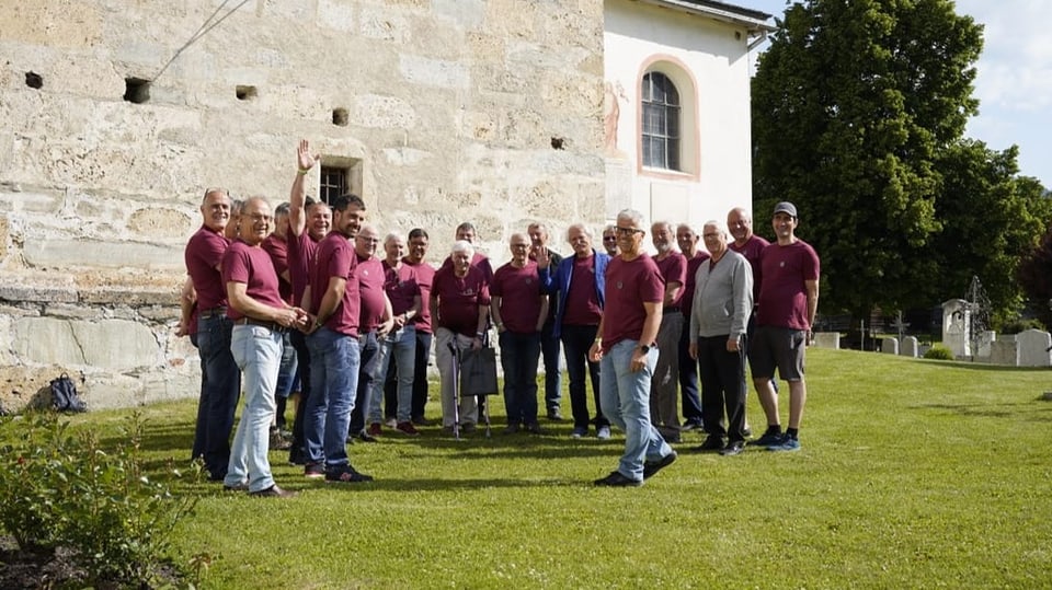 Der Männerchor Alpina Val Müstair während dem Einsingen vor der Kirche.