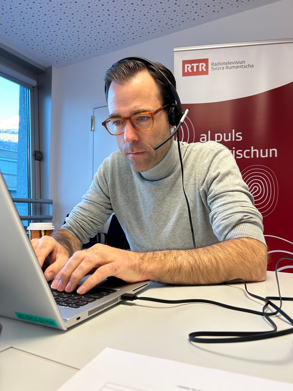 Directur dad RTR Nicolas Pernet al telefon