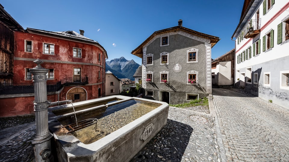 La plazza principala da la fracziun da Tschlin (Valsot)