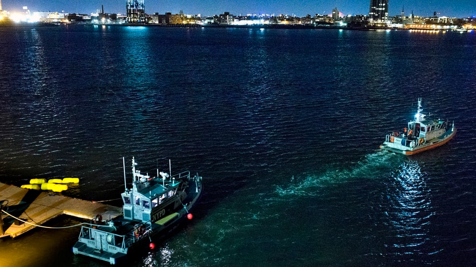 L'East River en ils stgir e duas barcas che tschertgan.