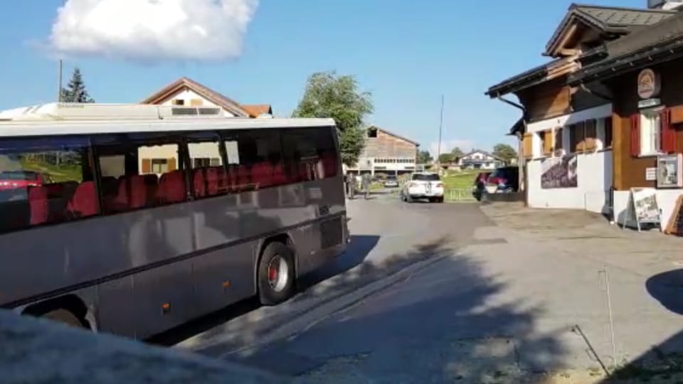 In bus vit che charrescha sper l'ustaria Tödi ora.