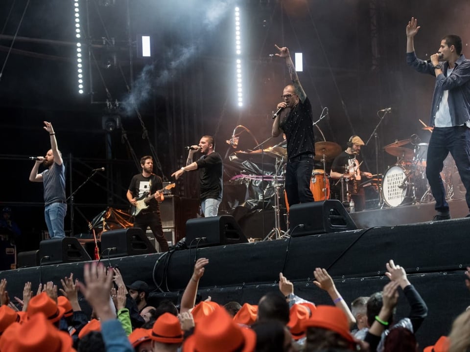 Die bündner Rapper Breitbild auf der Open Air Tribüne.