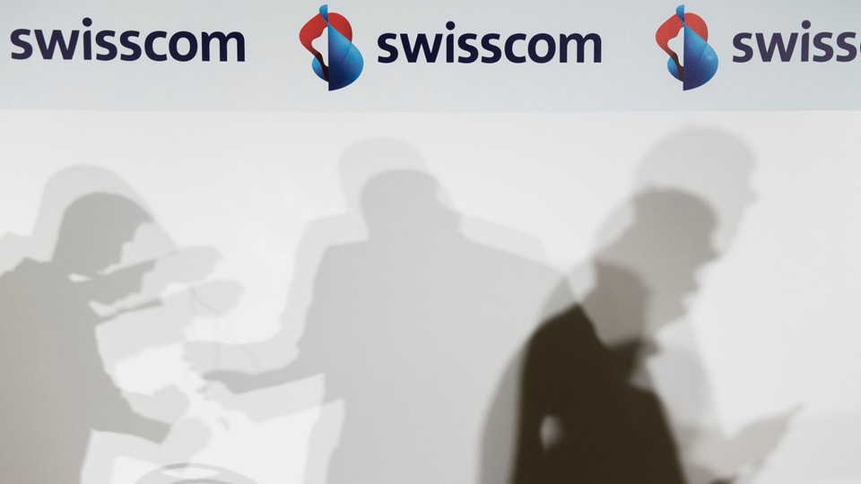 Sumbrivas sa muentan da maniera agittada davant in logo da la Swisscom.