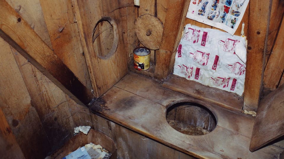 Ina anteriura tualetta a Surrein, fotografia da Clau Solèr.