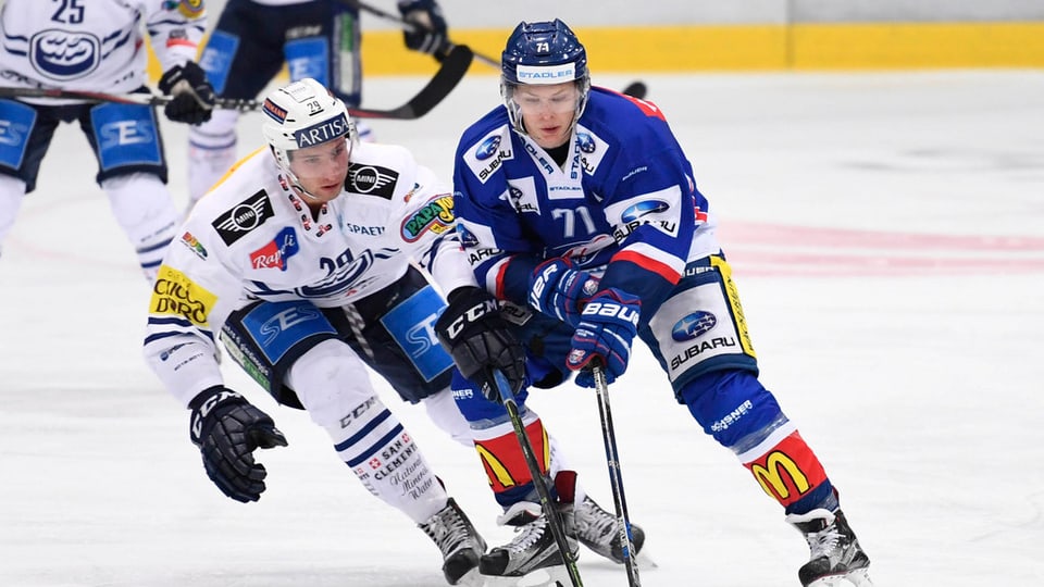 Il giugader d'Ambri Michael Fora a sanester vid cumbatter cunter il giugader dals GCK Lions Kaj Suter. 