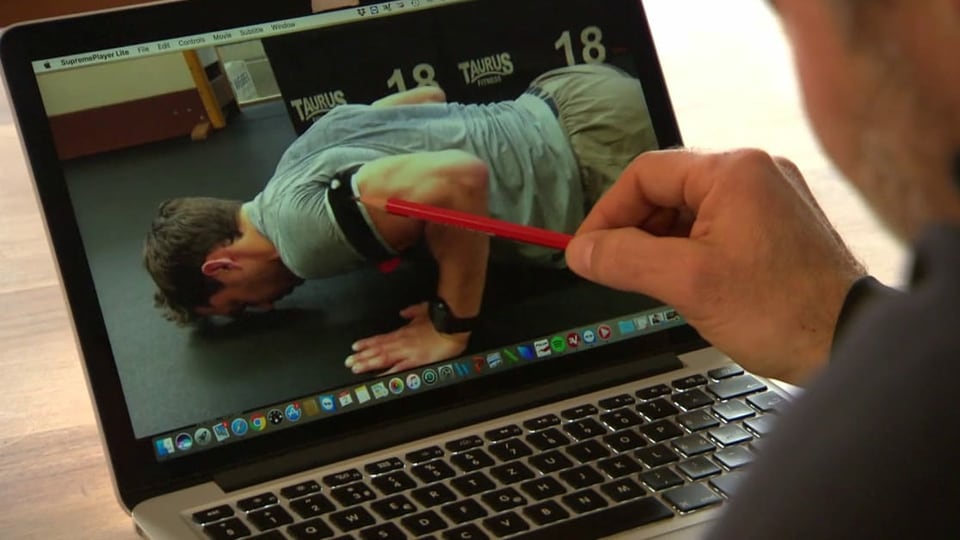 Purtret dal computer da Michi Bond cun davant el ses laptop. Là mussa el cun in rispli sin in purtret da Janka durant ch'el fa pusamauns cun vidlunder las bandaschas vid la bratscha.