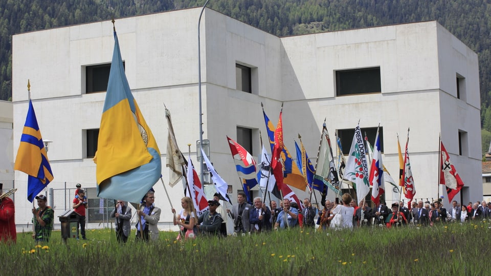 Las bandieras dals circuls davant la chasa dal Parc Naziunal