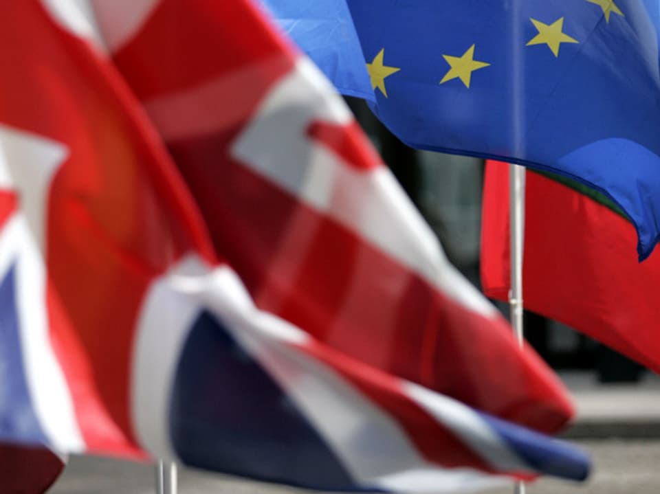 Las bandieras da la Gronda Britannia e da l'Uniun europeica. 