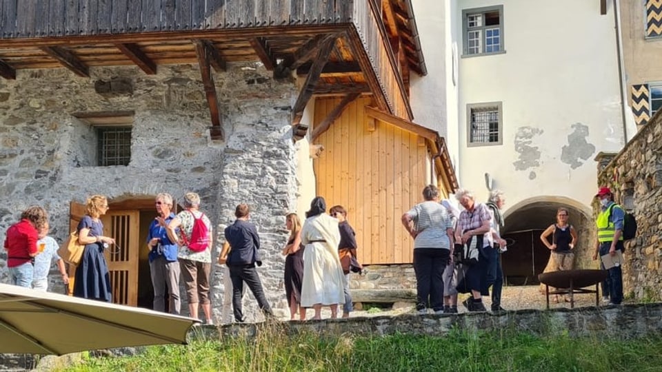 Avant la spassegiada en la curt dal Museum Regiunal da la Surselva. 