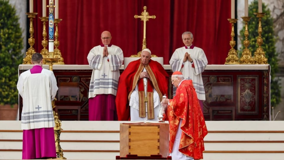 il vasche cun papa benedetg XVI avant il papa franzestg