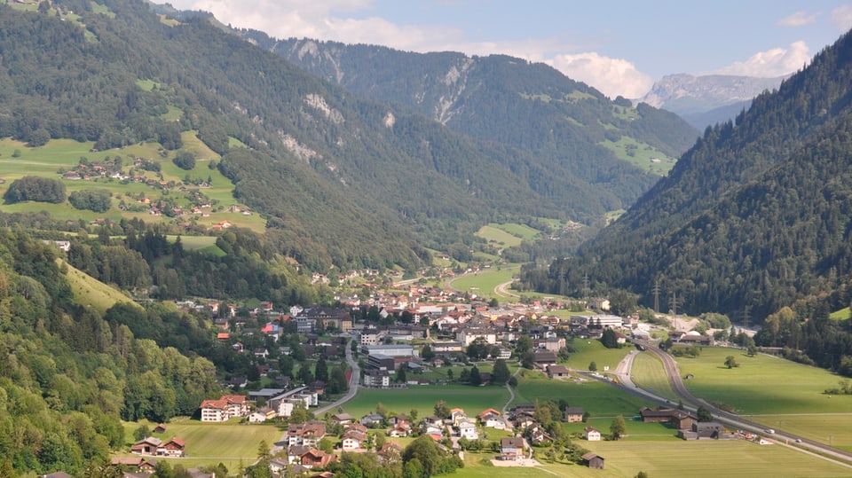 Il Partenz davant cun il vitg da Schiers.