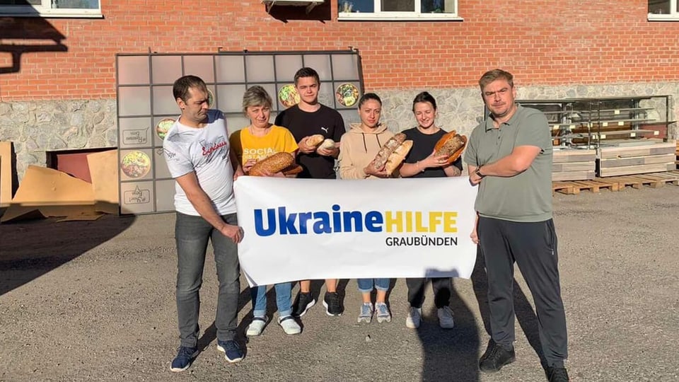 sis persunas cun in placat a l'uniun agid per l'ucraina en il grischun e paun