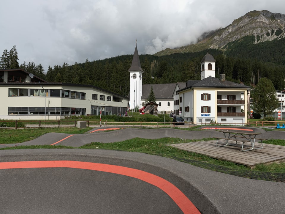 Kirchen, Schulhaus und Pump Track
