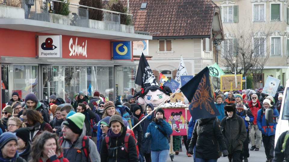 Protesta cunter il clima. 