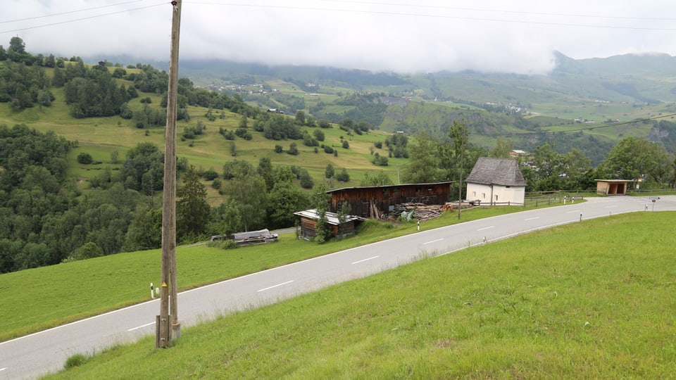 A Tersnaus sut via chantunala sper la baselgia da S. Chatrina metta Arthur Arpagaus a disposiziun ses terren.