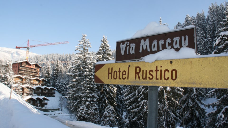 Ina fotografia dal mussavia che inditgescha la via al hotel Rustico.