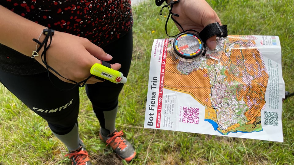 Eine Karte, ein Kompass, ein Batch und eine kurze Beschreibung jedes Postens werden benötigt für den Orientierungslauf.