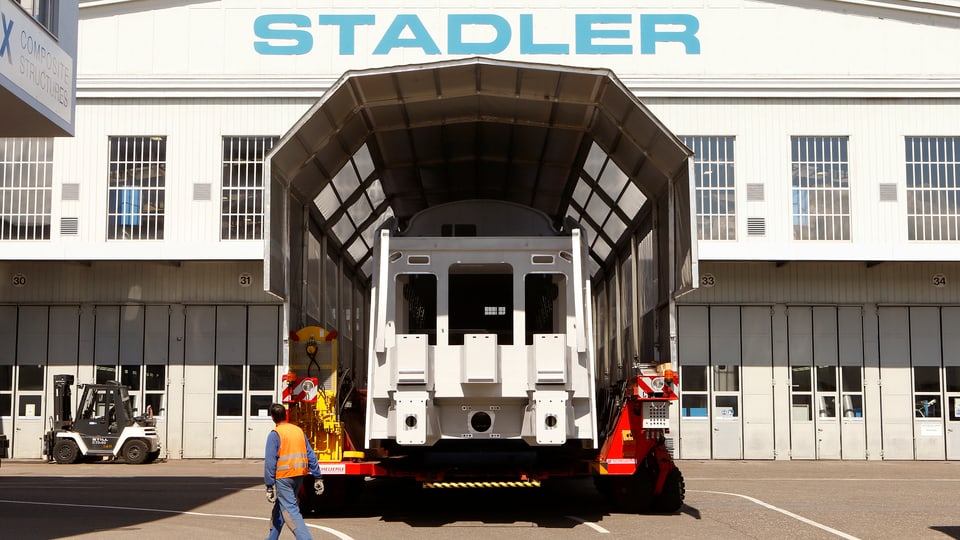 Halla alva cun l’inscripziun blaua Stadler.
