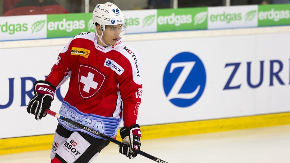 Reto Schäppi dals ZSC Lions en il dress da la naziunala Svizra da hockey sin glatsch.