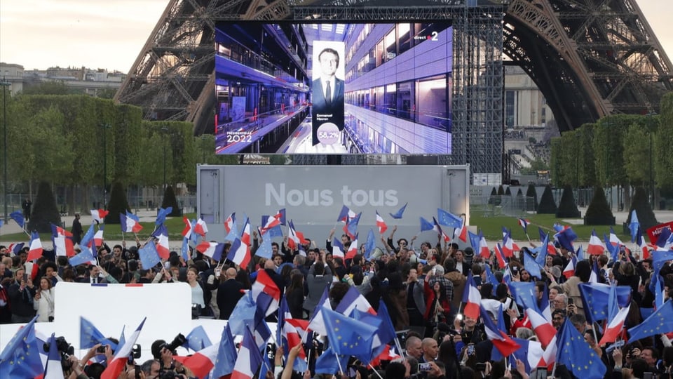 Aderents da Macron avant Tour Eiffel 